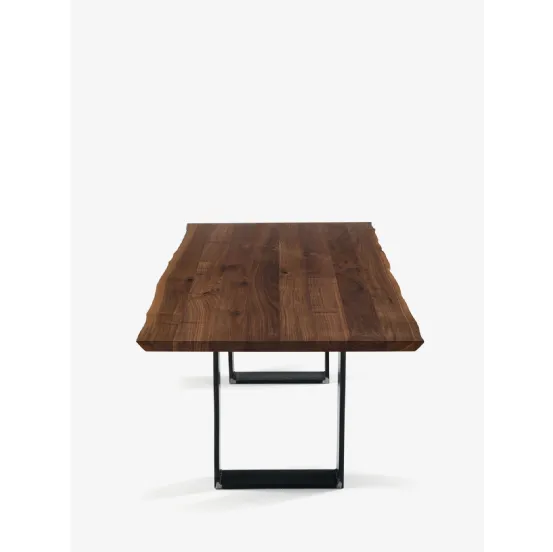 Tavolo Newton Natural Sides in legno massello a liste incollate con bordi naturali e gambe in ferro di Riva1920