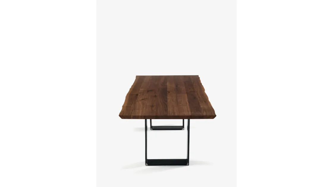 Tavolo Newton Natural Sides in legno massello a liste incollate con bordi naturali e gambe in ferro di Riva1920