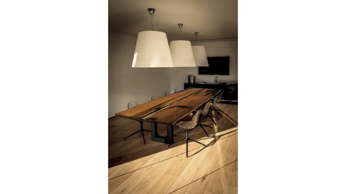 Tavolo Kauri Beam realizzato in legno massello di Kauri e resina con base in ferro di Riva1920