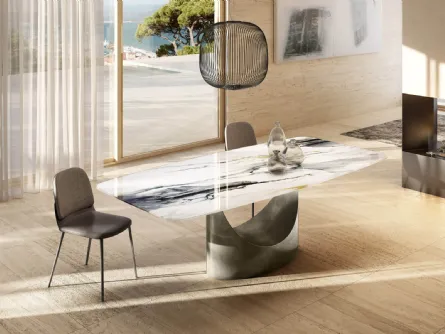 Tavolo U XGlass con base scultorea in metallo e top in vetro effetto marmo di Lago