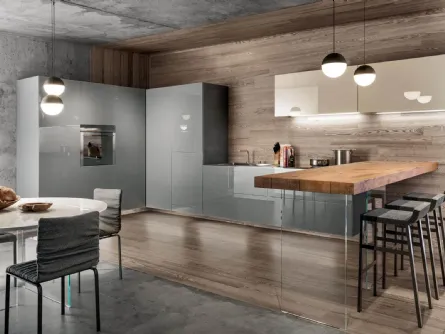 Cucina Design angolare in vetro laccato Grigio lucido 36e8 con penisola in legno di Rovere con base in vetro temperato trasparente di Lago