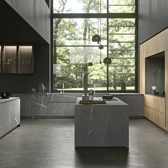 Cucina Design con due isole Twenty in Gres Piasentina Senda con colonne in Noce Milano di Modulnova