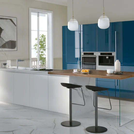 Cucina Moderna con isola Pratica 07 Tag in Pet e laccato lucido di La Casa Moderna