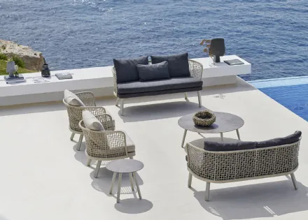 Salotto da esterno Emma in fibra intrecciata, metallo e tessuto di Varaschin