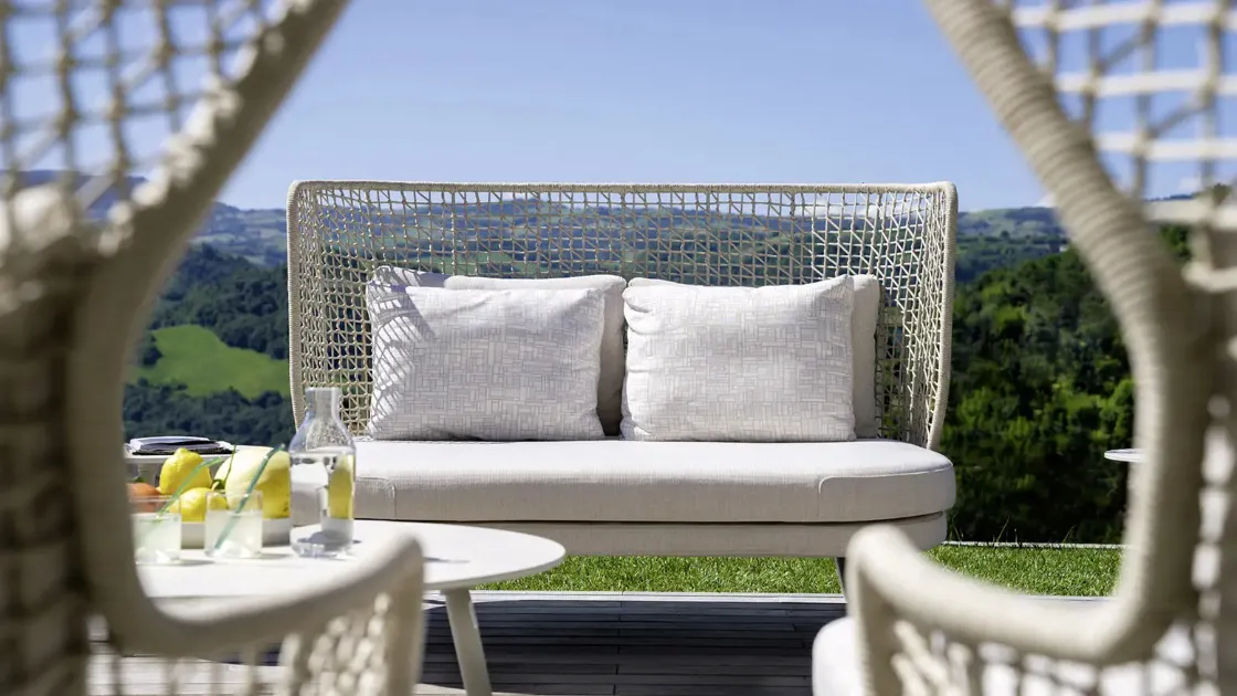 Divano Daybed in fibra intrecciata, metallo e tessuto Emma di Varaschin