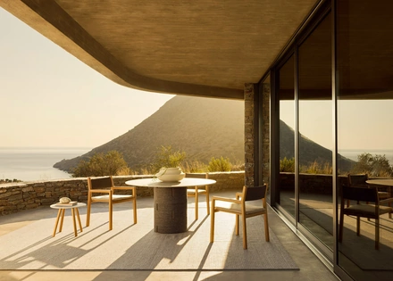 Sedia Gianna Poltroncina in tessuto e legno di Varaschin