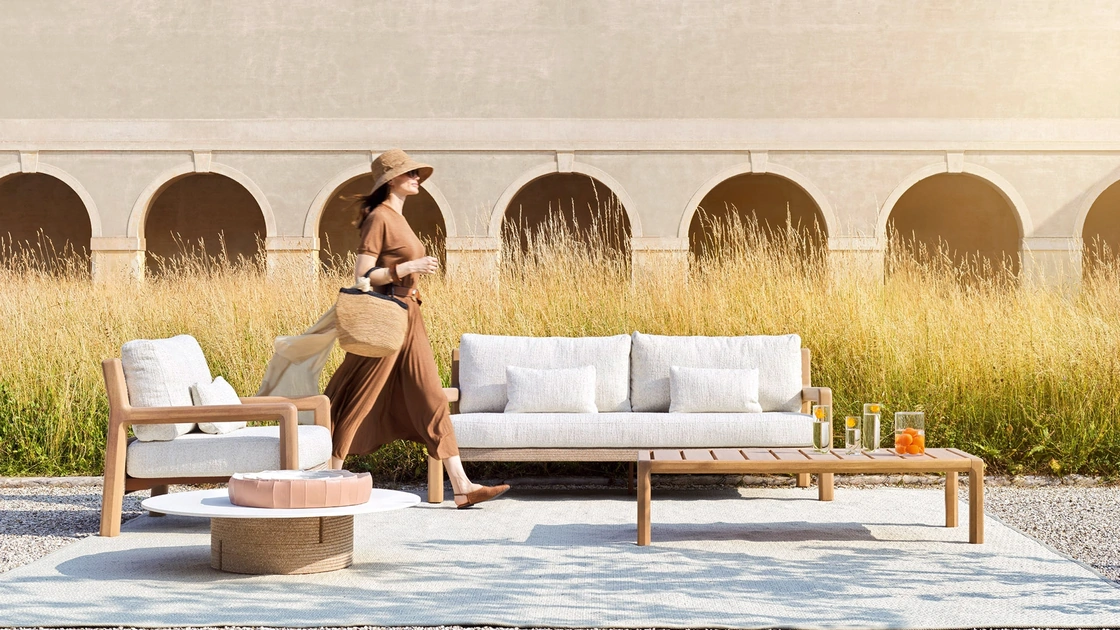 Salotto da esterno Gianna in legno e tessuto di Varaschin