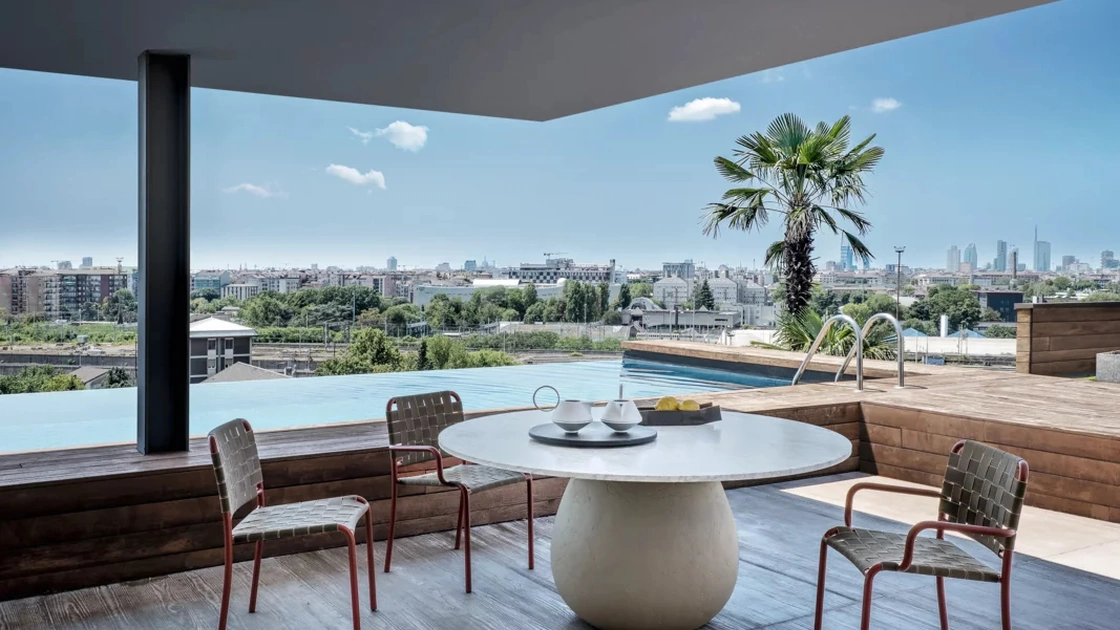 Tavolo Tondo Inout in marmo e cemento di Gervasoni