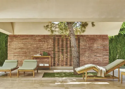 Lettino in Teak con cuscino in tessuto Barcode di Varaschin