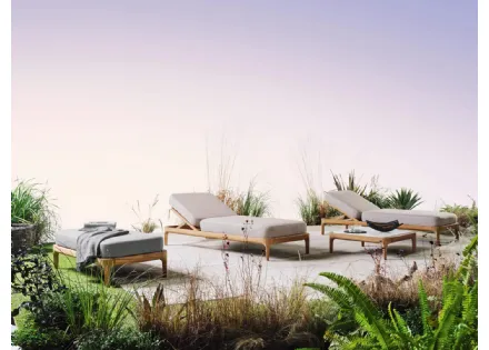 Lettino Prendisole e pouf Mediterraneo in legno con cuscini imbottiti di Gervasoni