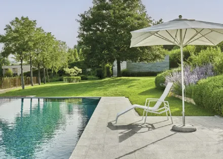 Ombrellone Amalfi in alluminio con base in cemento e tendaggio in poliestere di Varaschin