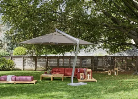 Ombrellone Copacabana con struttura in alluminio e tendaggio in poliestere di Varaschin