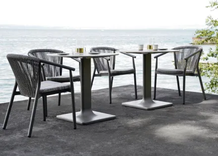 Poltroncina e Tavolo con struttura in alluminio, seduta in PVC e schienale in cordino sintetico Smart di Varaschin